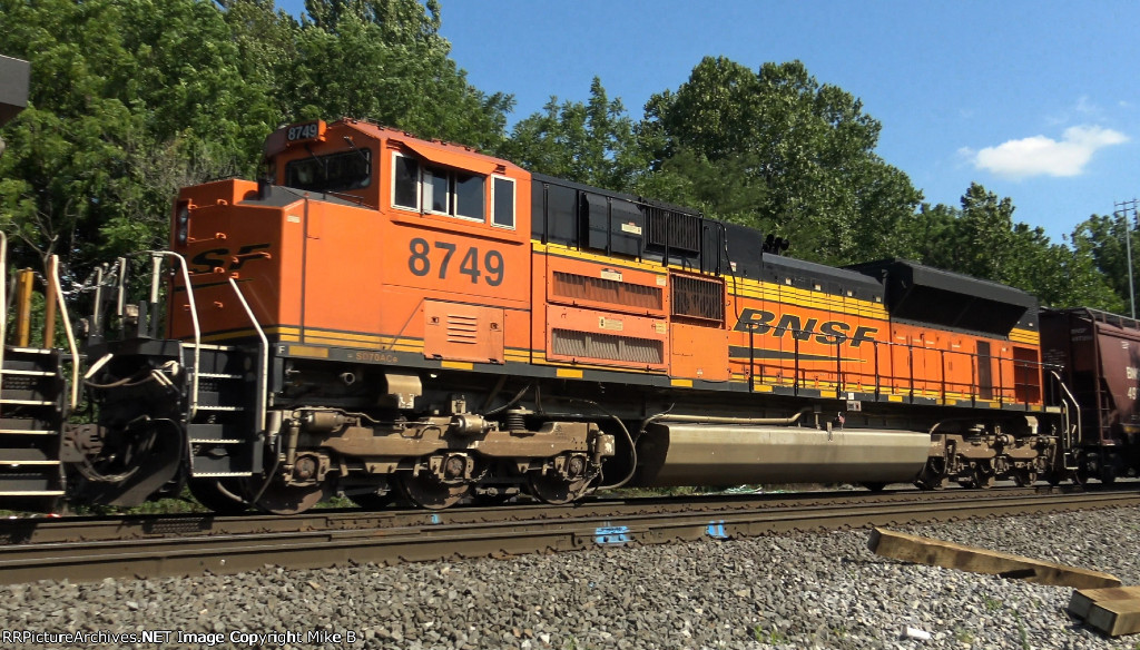 BNSF 8749